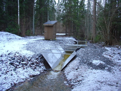 Mätstation för vattenföringsmätning i ett mindre vattendrag i undersökningsområdet.